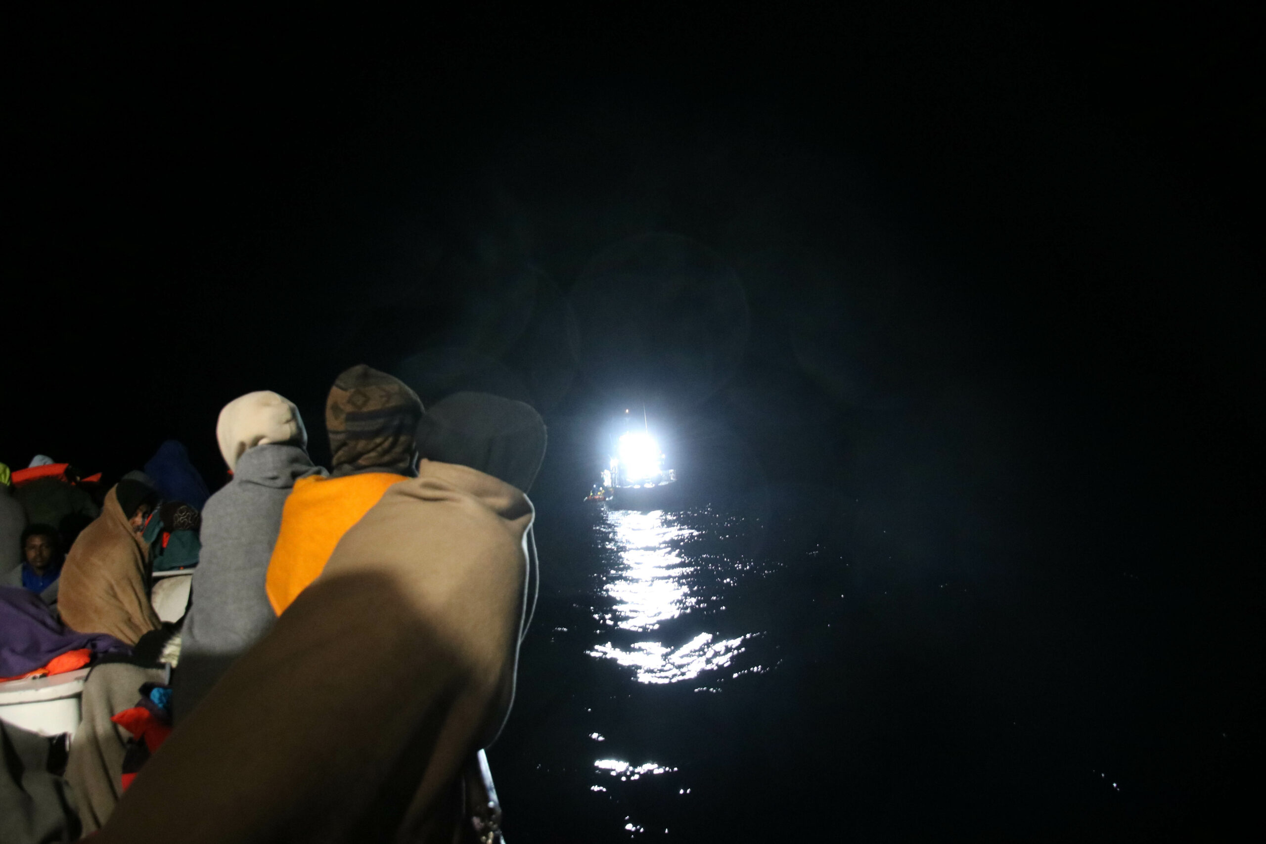 Lampedusa, nuovi sbarchi nella notte: 236 migranti salvati, un disperso e tre morti