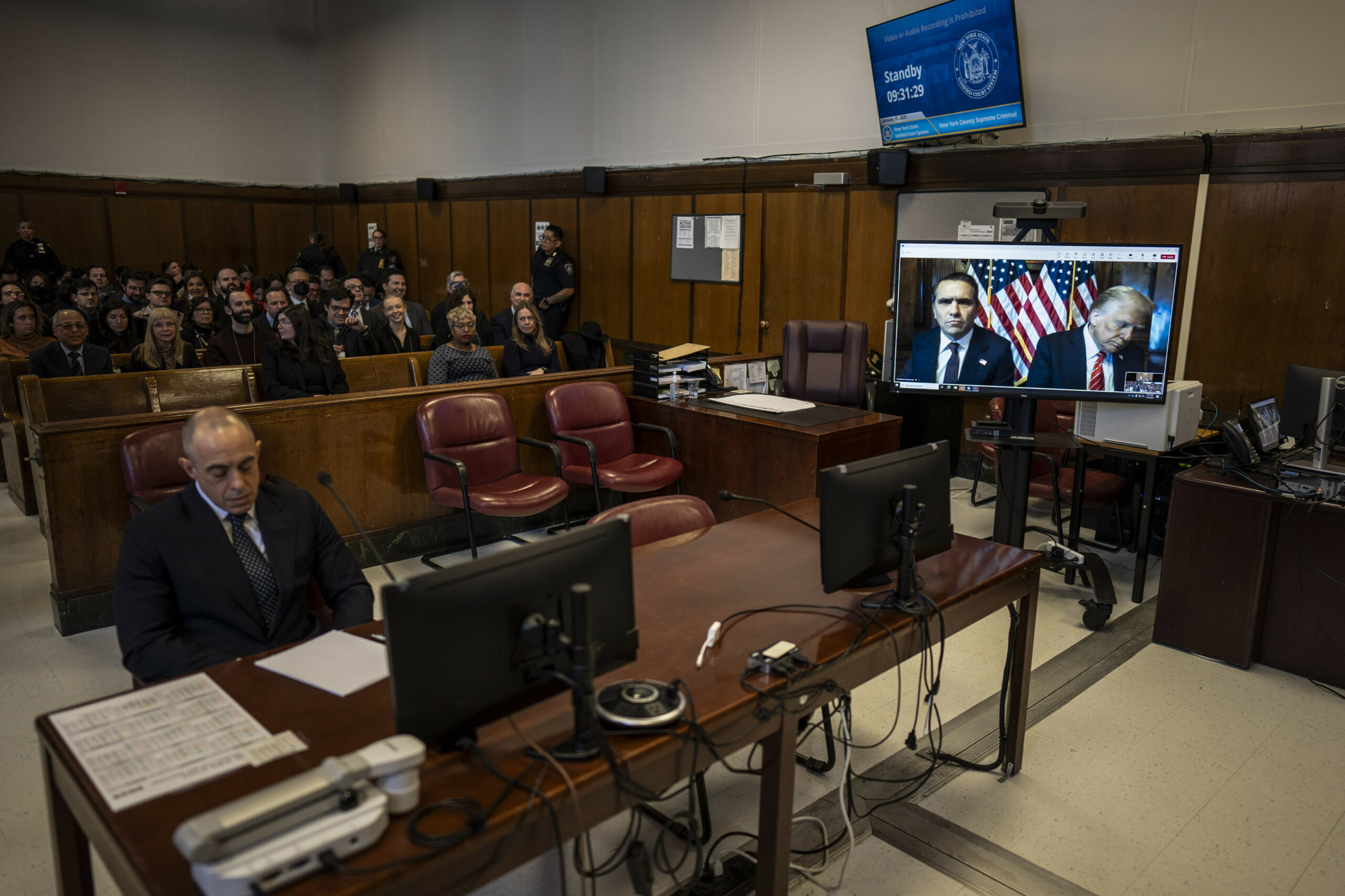 Harvard, giudice blocca la stretta anti-stranieri voluta da Trump: «Limitazioni incostituzionali»