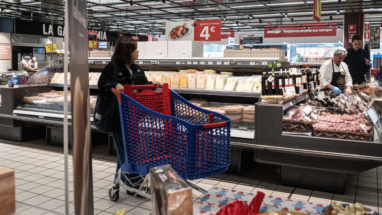 Inflazione, rinunce e stipendi fermi: mentre le famiglie soffrono, le banche fanno utili da record