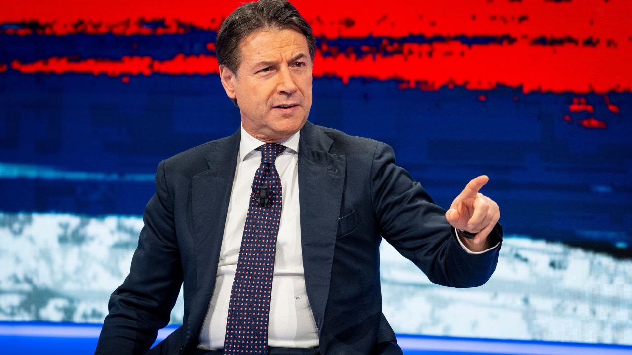 In piazza con il M5s contro il riarmo: Conte attacca Meloni