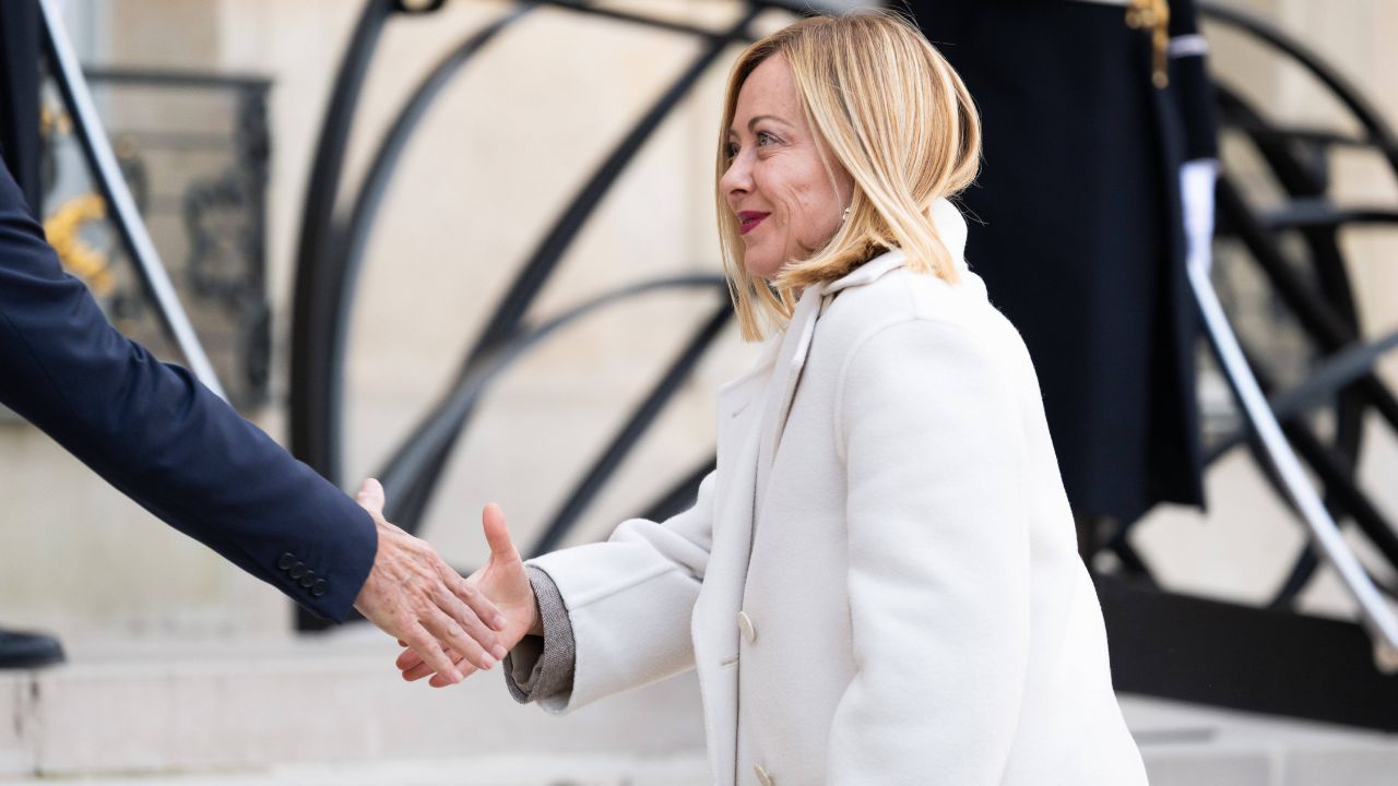 Meloni “la prescelta” di Trump, la missione sui dazi è un test: l’analisi del Guardian