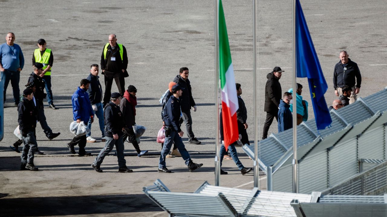Migranti, la stretta UE: corsie rapide e muro di Paesi sicuri