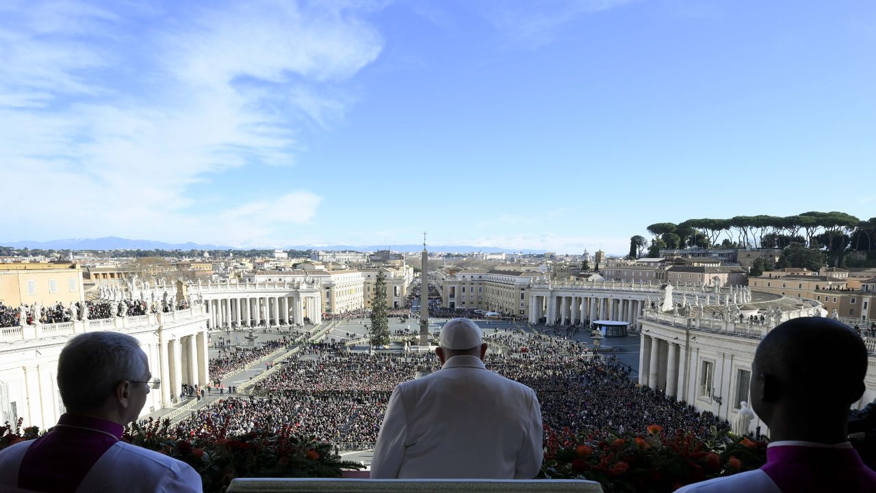 Un Papa che potrebbe uscire dal palcoscenico ma mai invisibile