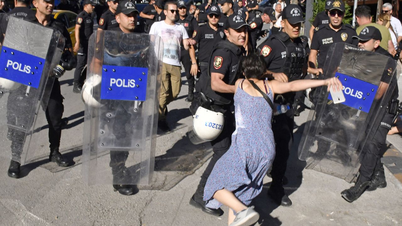 Turchia: continuano violenti  scontri tra manifestanti e FF.OO.