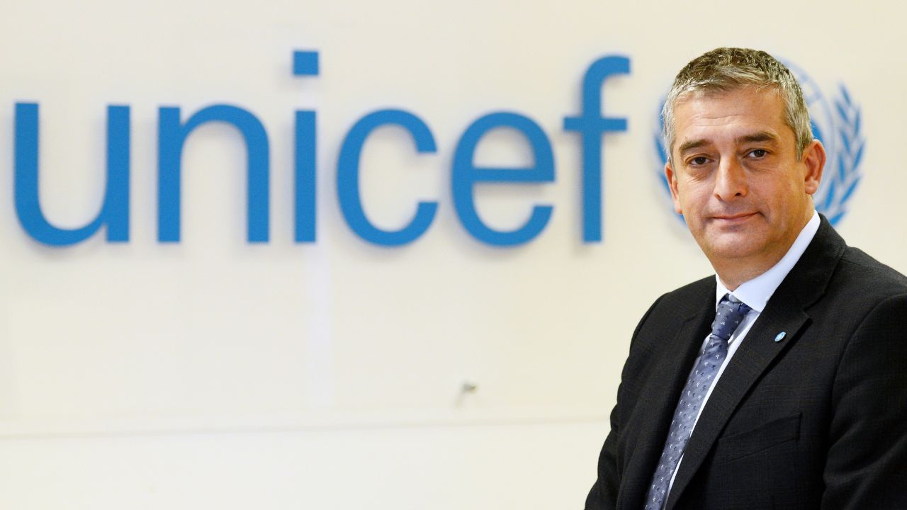 Povertà infantile in Italia, quasi un bambino su quattro vive sotto la soglia: l’allarme Unicef su reddito, scuola e salute