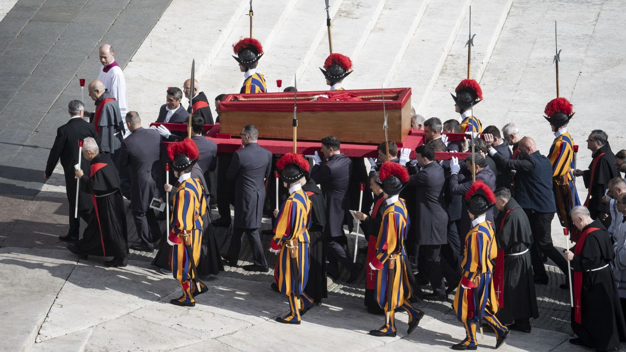 Papa Francesco, la traslazione della salma per l’omaggio dei fedeli