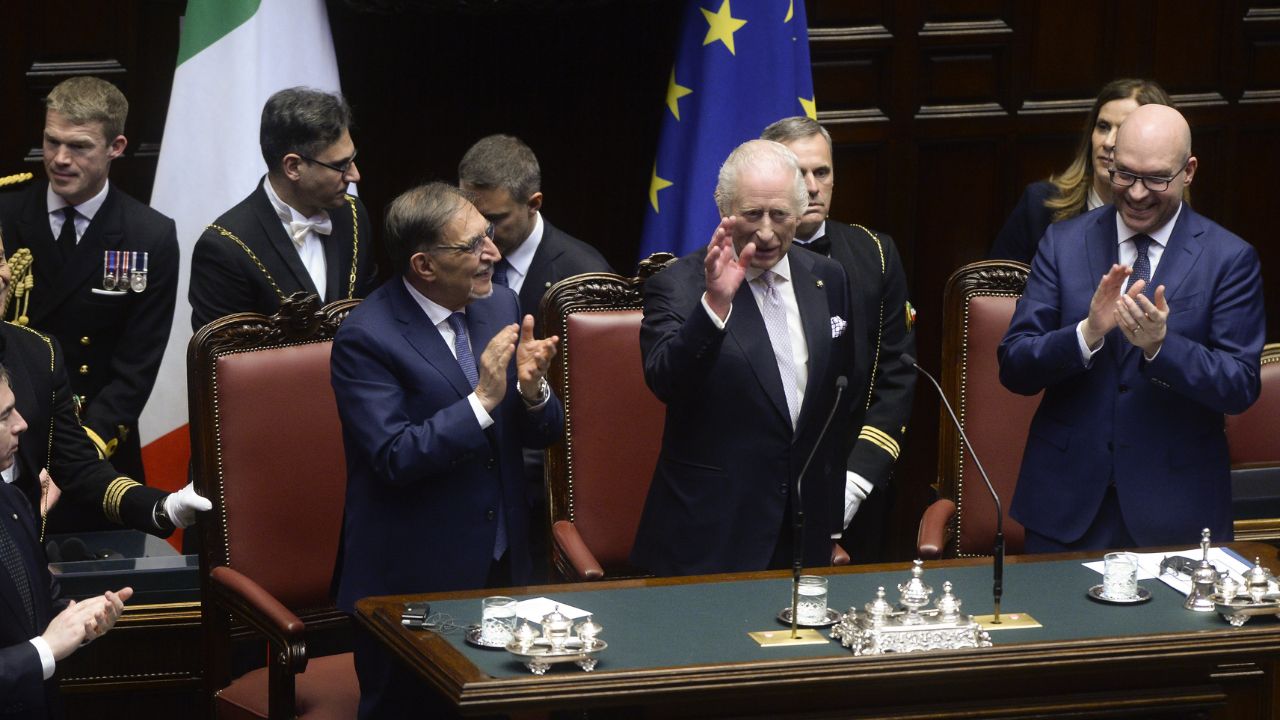 Re Carlo alle Camere riunite ha iniziato il discorso in italiano 