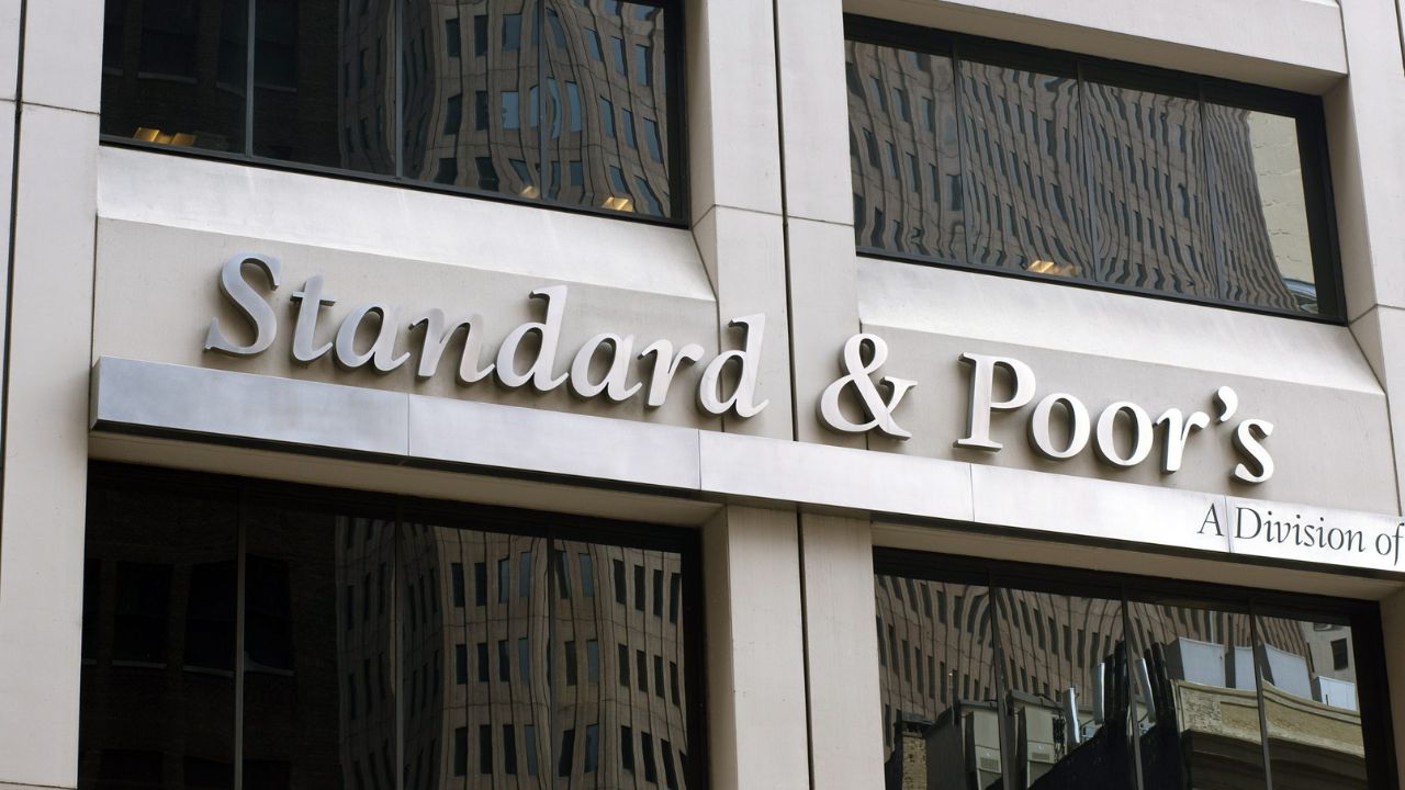 S&P eleva il rating Italia a BBB+