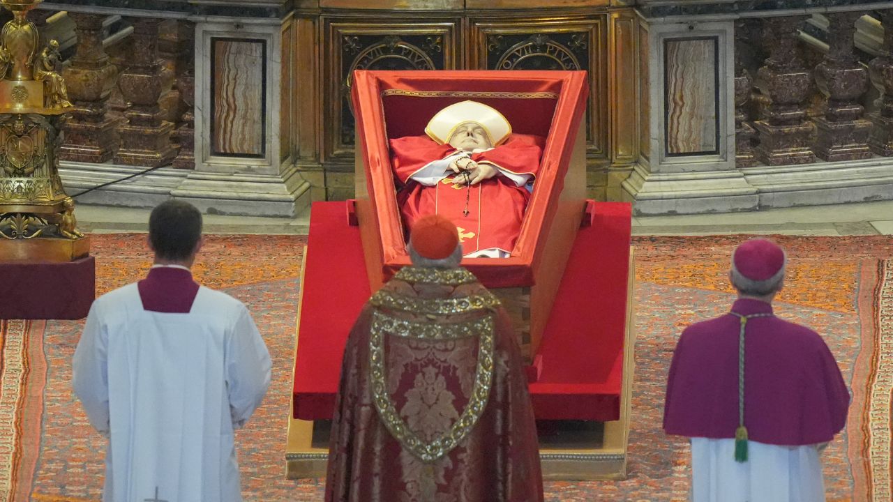 Lunga e composta coda per rendere omaggio alla salma del  Papa