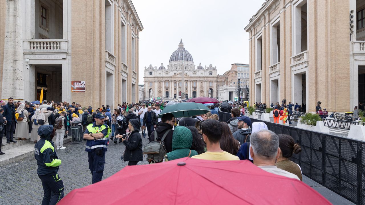 128mila i fedeli che hanno reso omaggio al feretro di Bergoglio