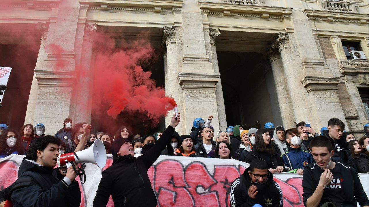 Sciopero contro i tagli all’istruzione. Studenti: “Ora basta”