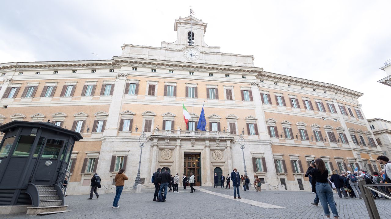 Omaggio al Papa, il Parlamento si spacca: Pd e M5s accusano il governo