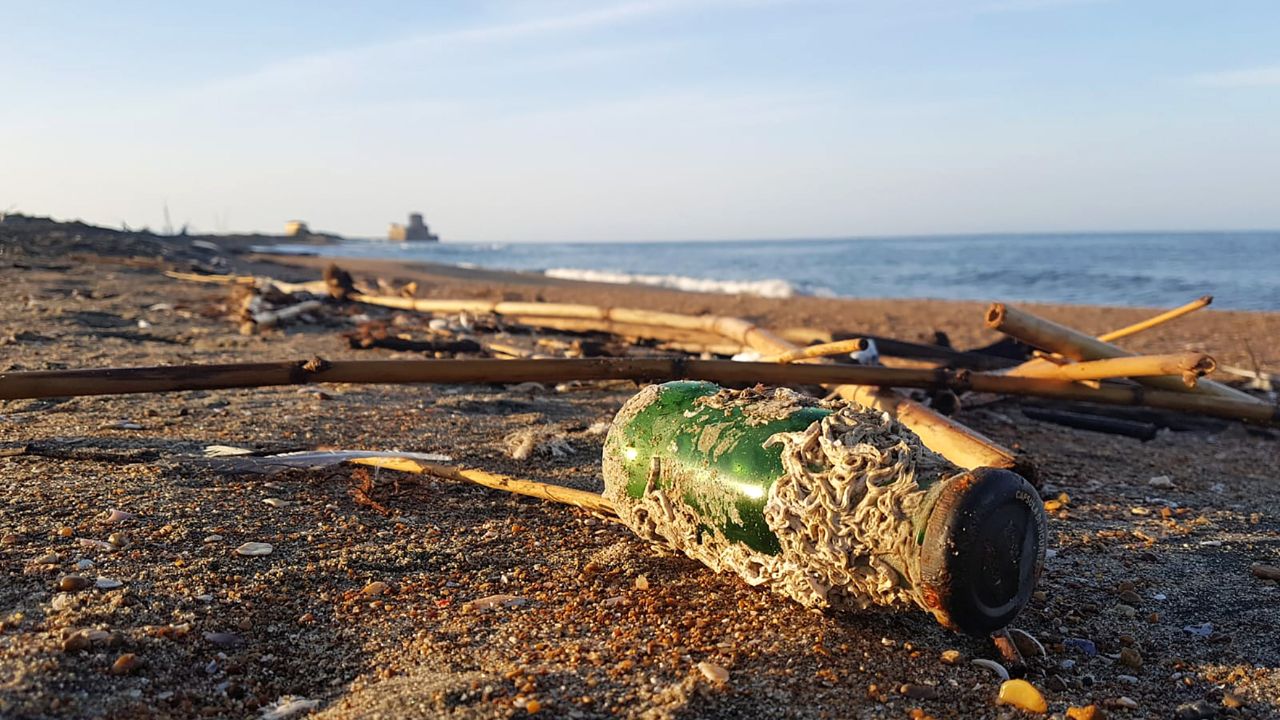 Spiagge italiane, predominio della plastica del 77,9%