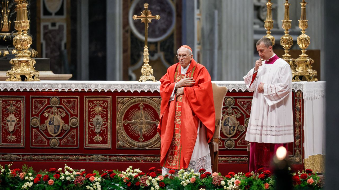 Doppio augurio? Il curioso fuori onda del Cardinale Re accende i sospetti sul Conclave