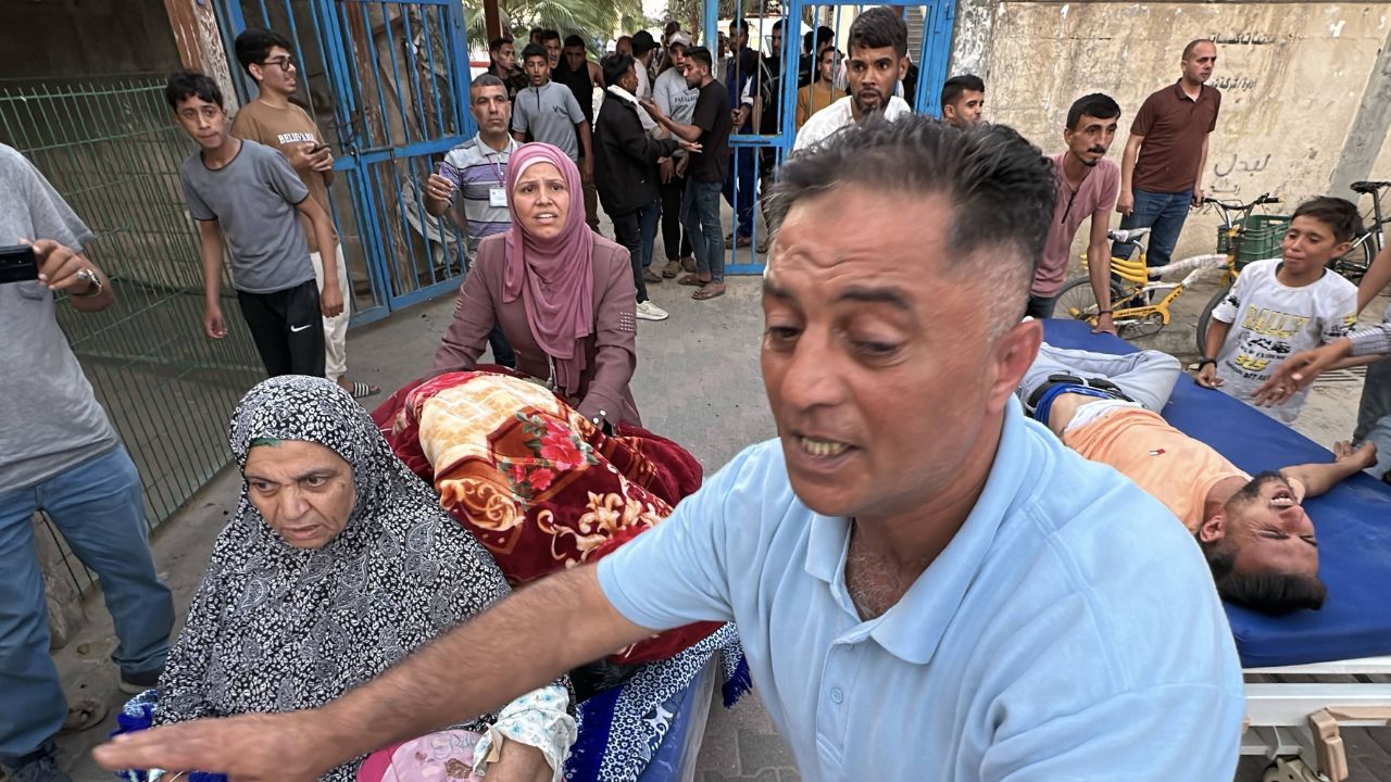 Continuano i raid israeliani a Gaza: “Dall’alba almeno 65 morti”