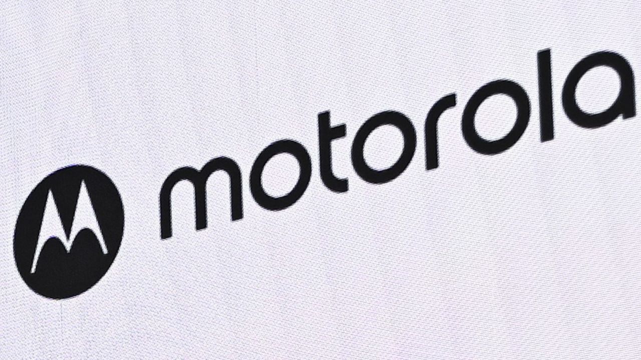 Motorola porta in Italia i primi smartphone con l’IA di Perplexity
