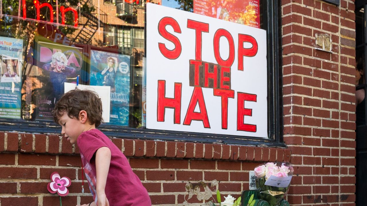 Giornata contro l’omolesbobitransfobia: sempre più persone LGBTQIA+ vittime di violenza