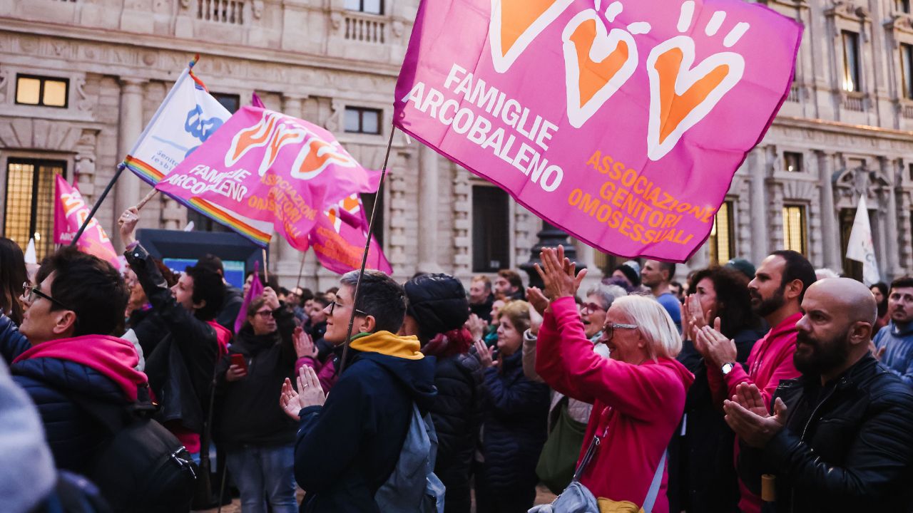 Famiglie arcobaleno: sì al doppio riconoscimento per figli nati da PMA all’estero