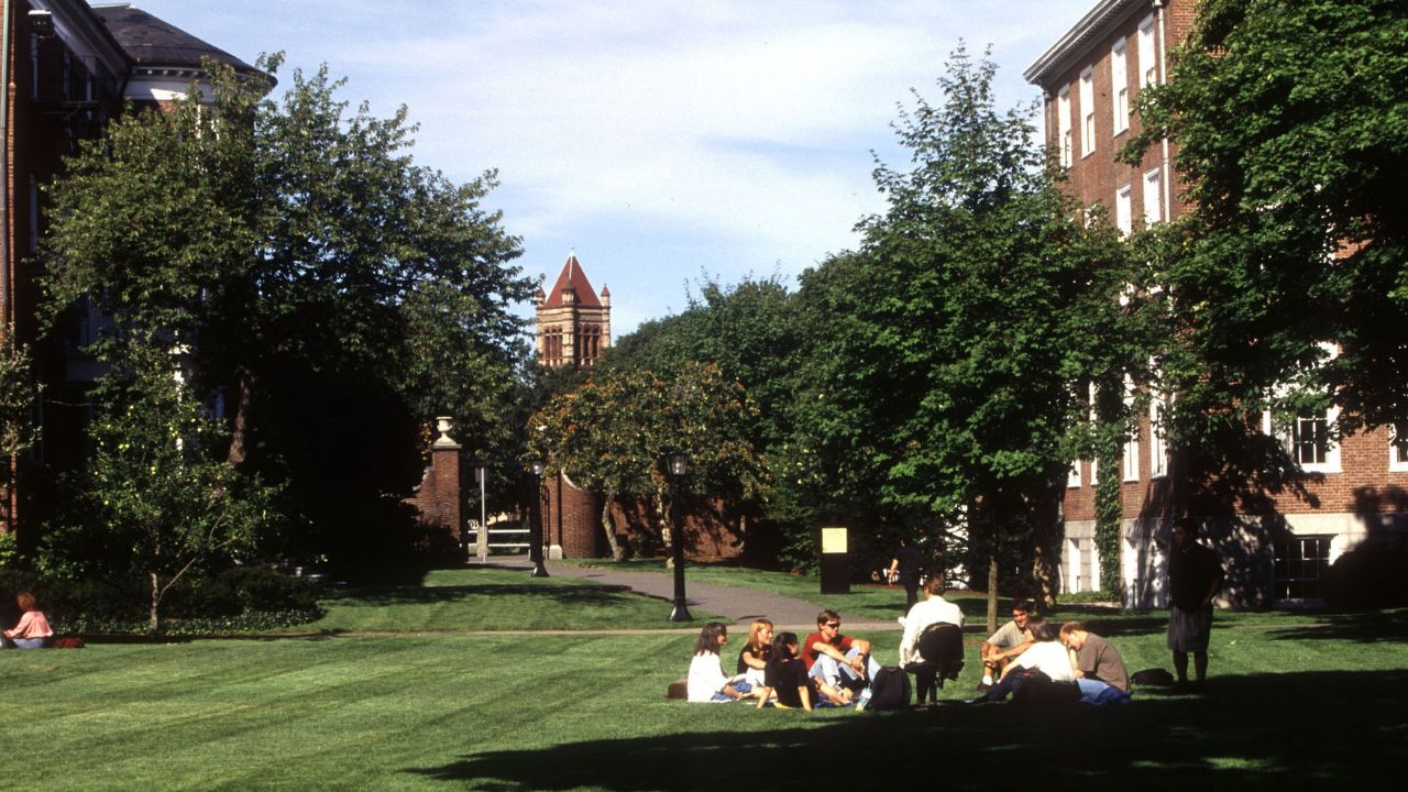 Trump revoca a Harvard gli studenti stranieri: è bufera politica