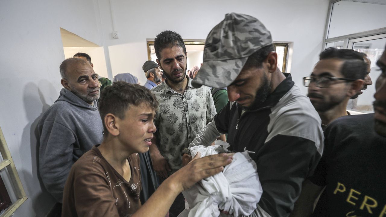 Alaa al-Najjar, pediatra di Gaza: uccisi i suoi 9 figli in un bombardamento