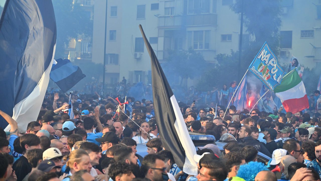 Napoli campione: la festa scudetto sul lungomare, un’esplosione di colori ed emozioni