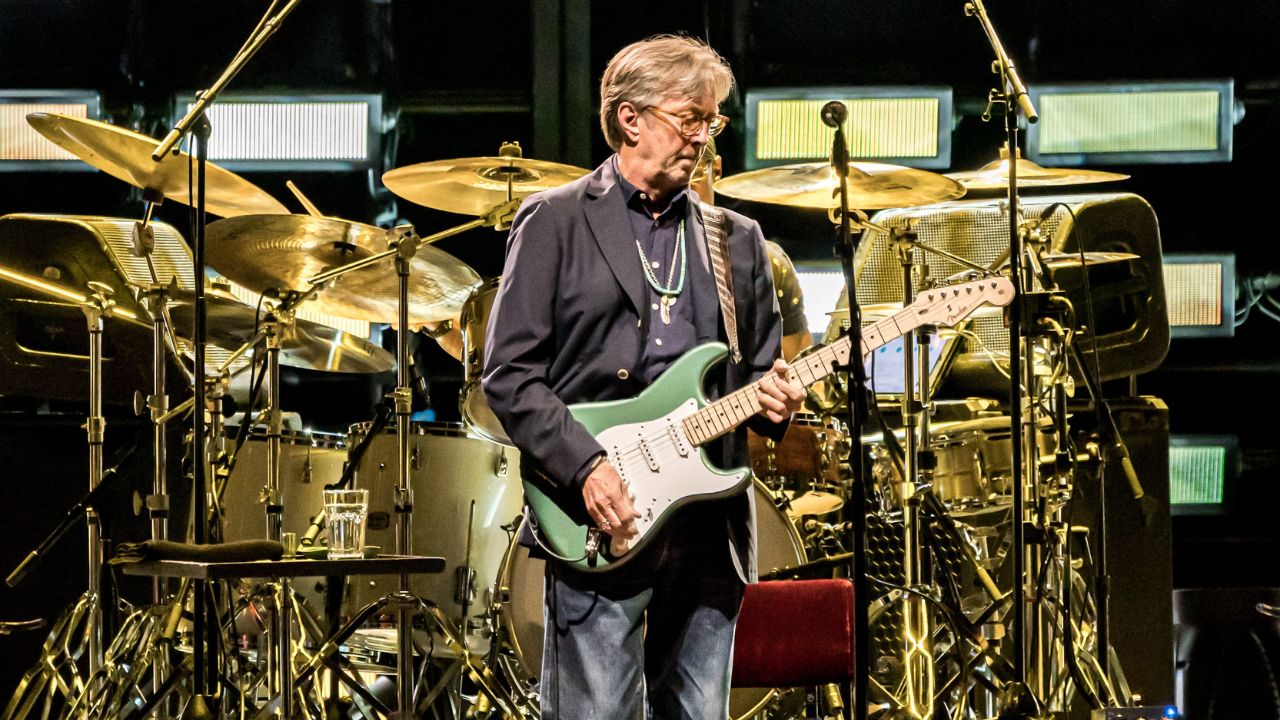 Dalla grande tradizione rock inglese al blues più profondo: Clapton parla attraverso la voce della sua chitarra