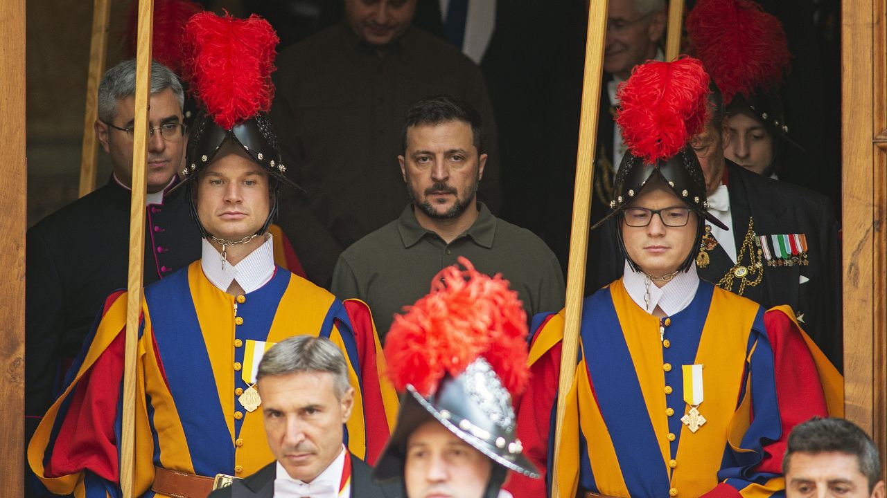 Zelensky e Papa Leone XIV, la prima telefonata e l’invito a Kiev
