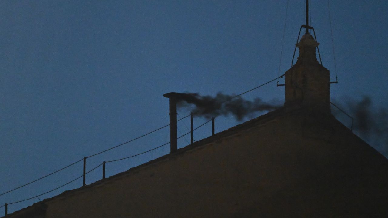 Il Conclave inizia con il giallo del silenzio: fumata nera in ritardo. Che è successo dentro la cappella Sistina?