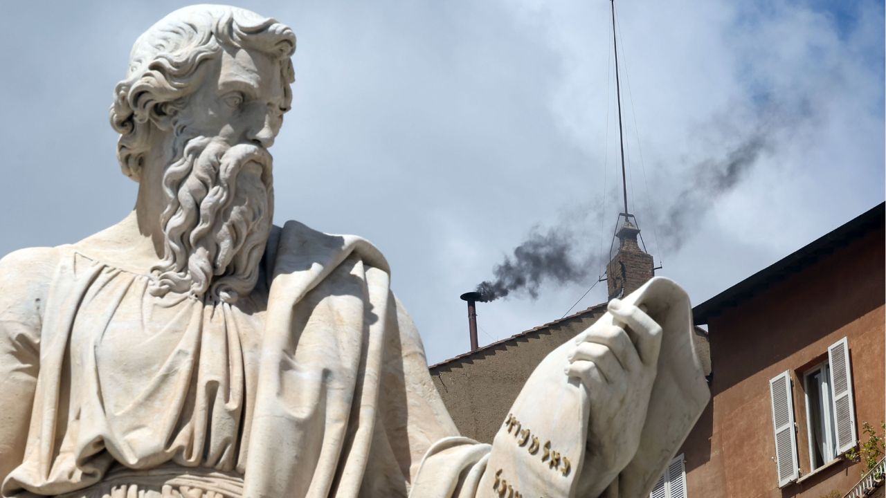 Ore 11.51, seconda fumata nera: ancora nessun Papa