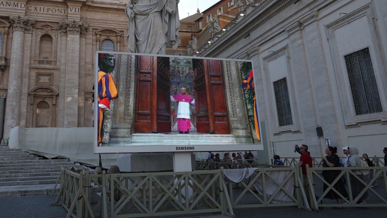 “Extra omnes”, ha ufficialmente inizio il Conclave