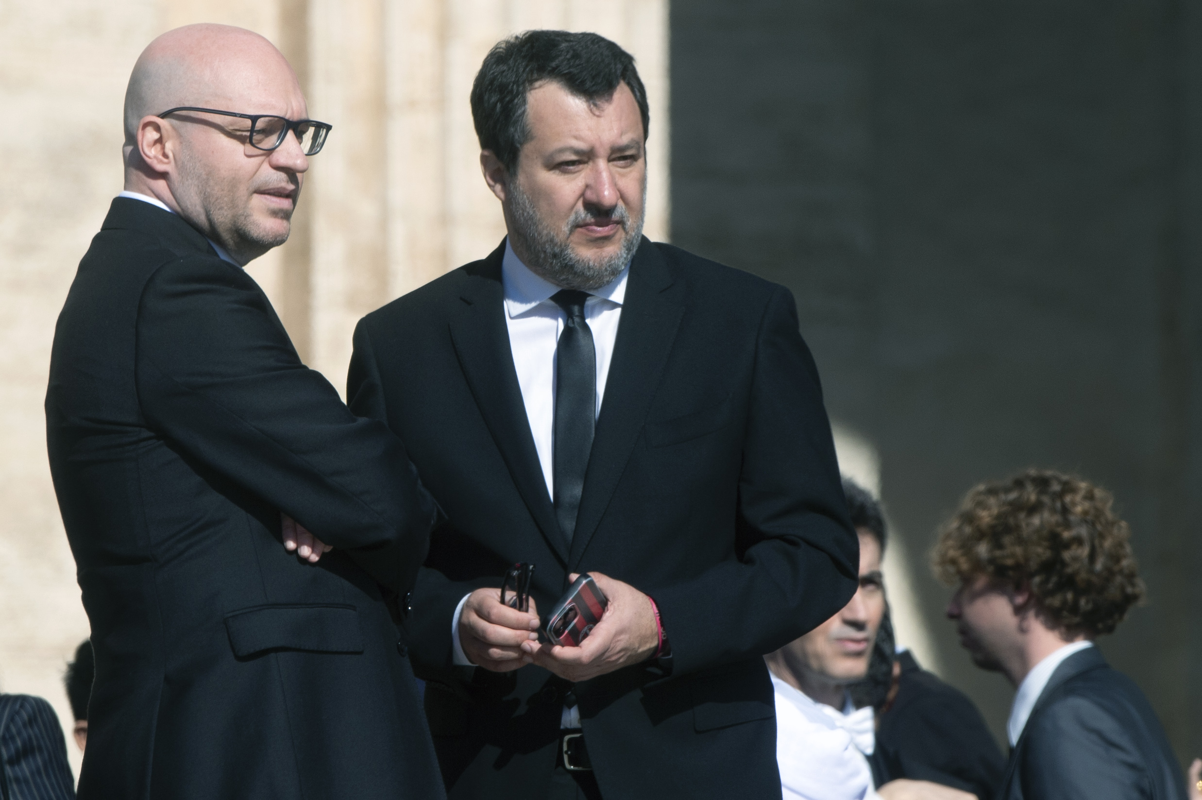 Le Pen e Salvini uniti contro l’Ue: “Sovranità e pace al centro dell’Europa”