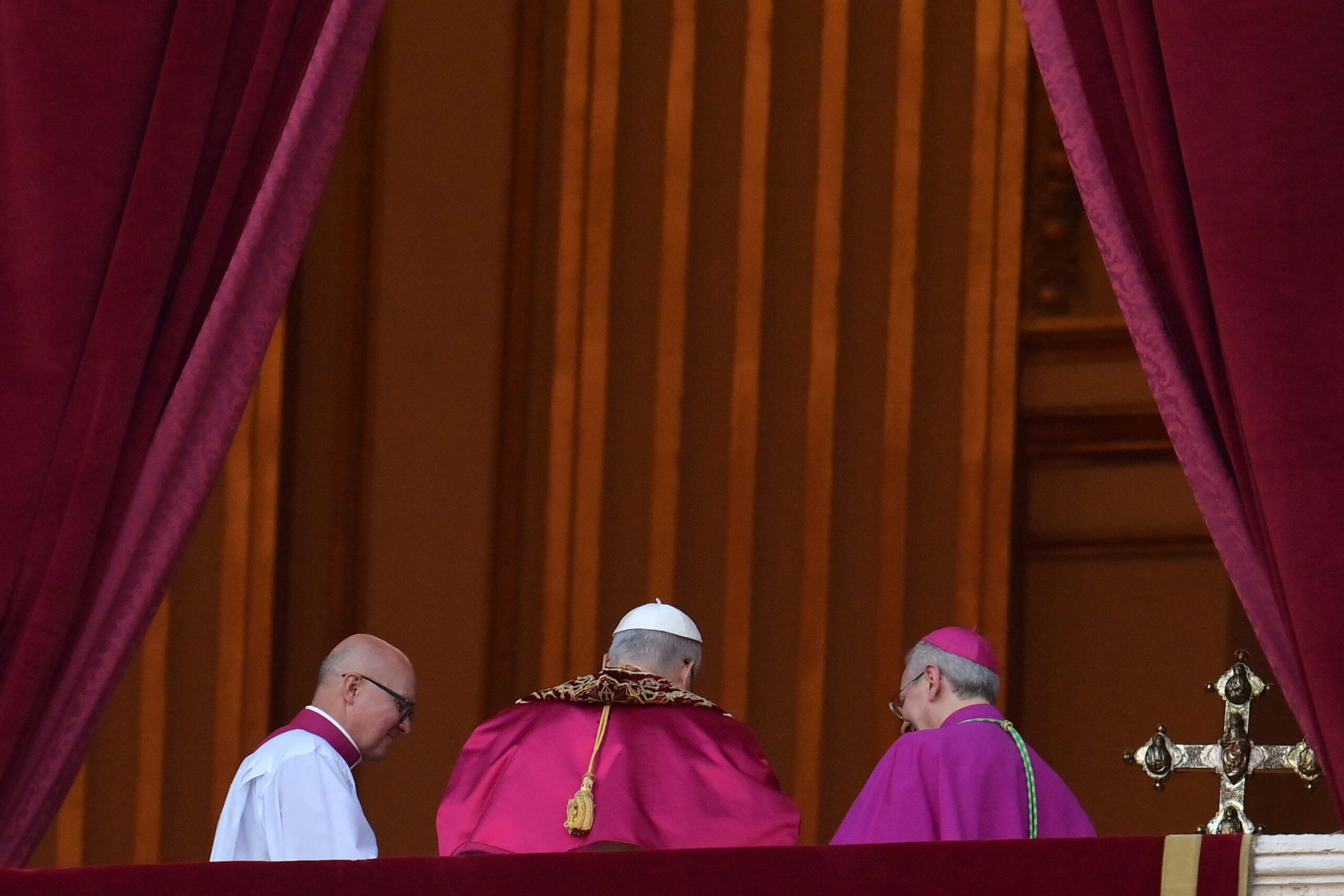 Leone XIV, il Papa del faro: tra le ombre del passato e la luce della missione