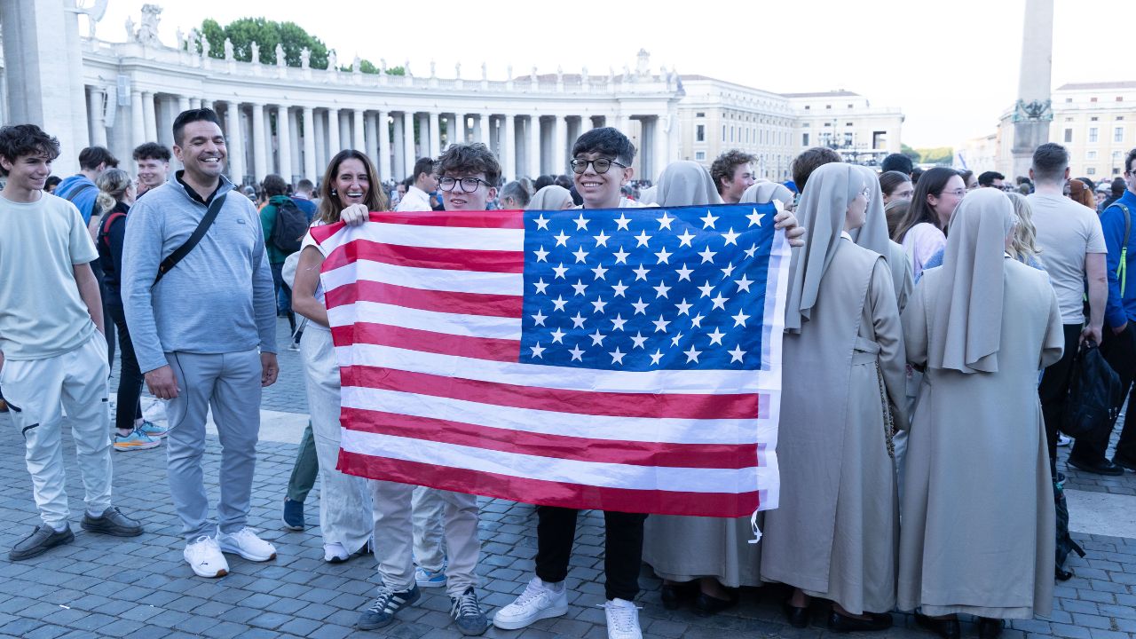 Politica unita nell’abbraccio a Leone XIV: “Pace e speranza per il mondo”