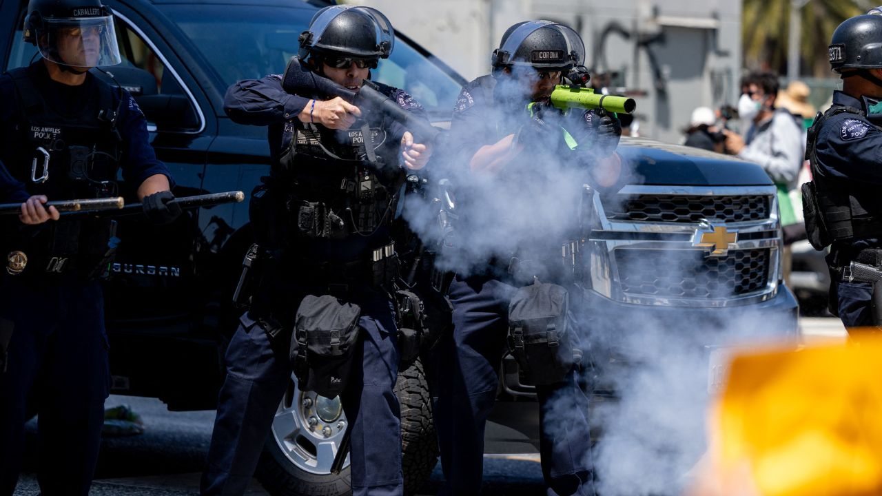 Proteste negli USA contro Trump: scontri, arresti, granate stordenti a Los Angeles