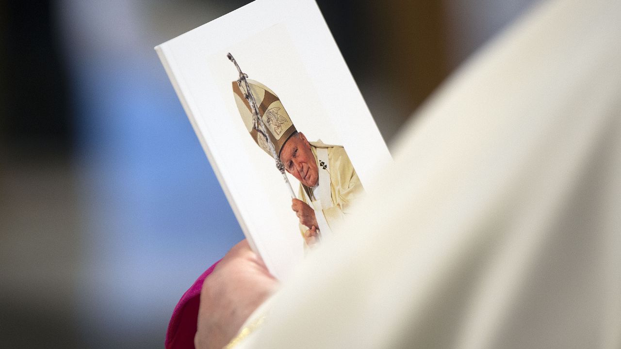 Prato: l’esposizione “Veste di luce – Il manto giubilare di Giovanni Paolo II”