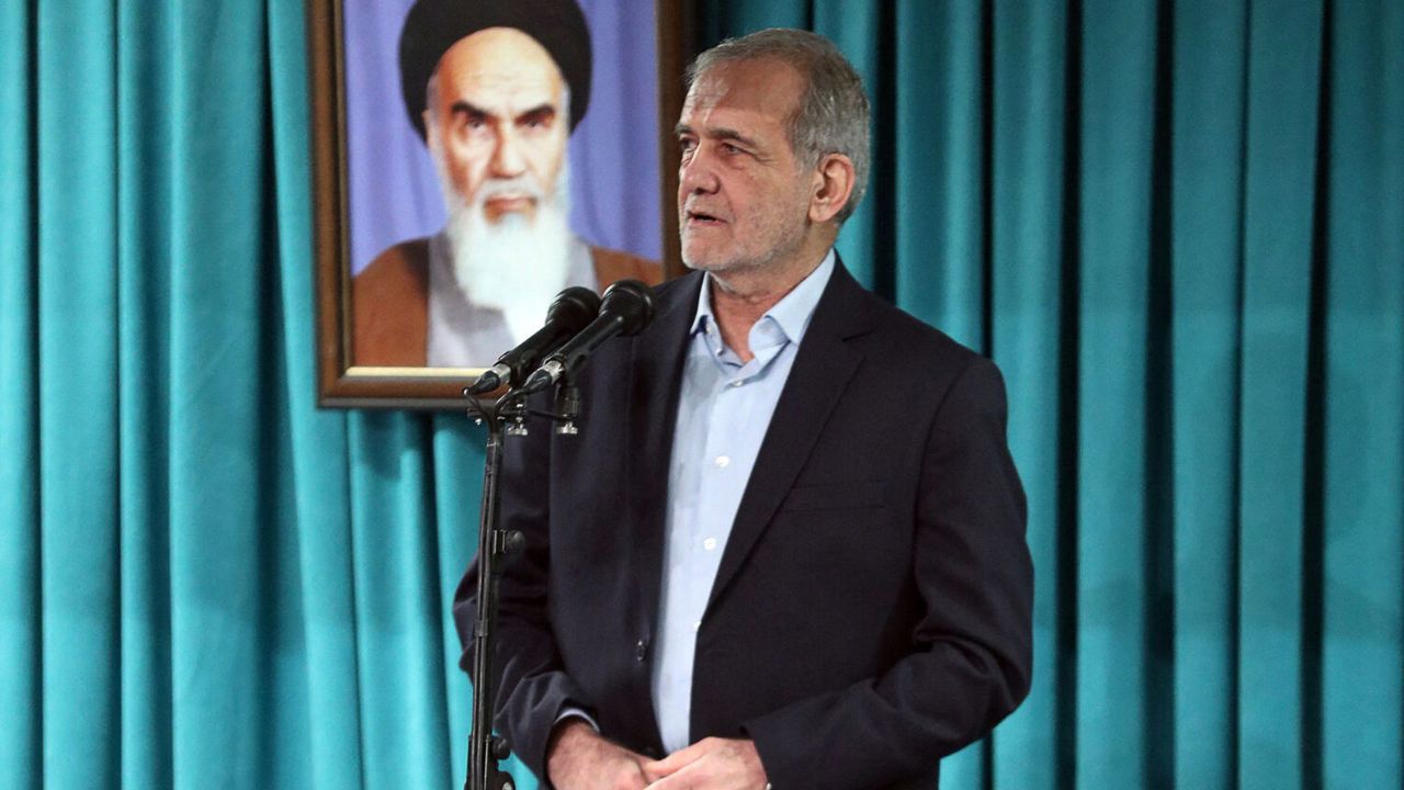 Teheran, funerali per le vittime della guerra con Israele, presente il Presidente Pezeshkian