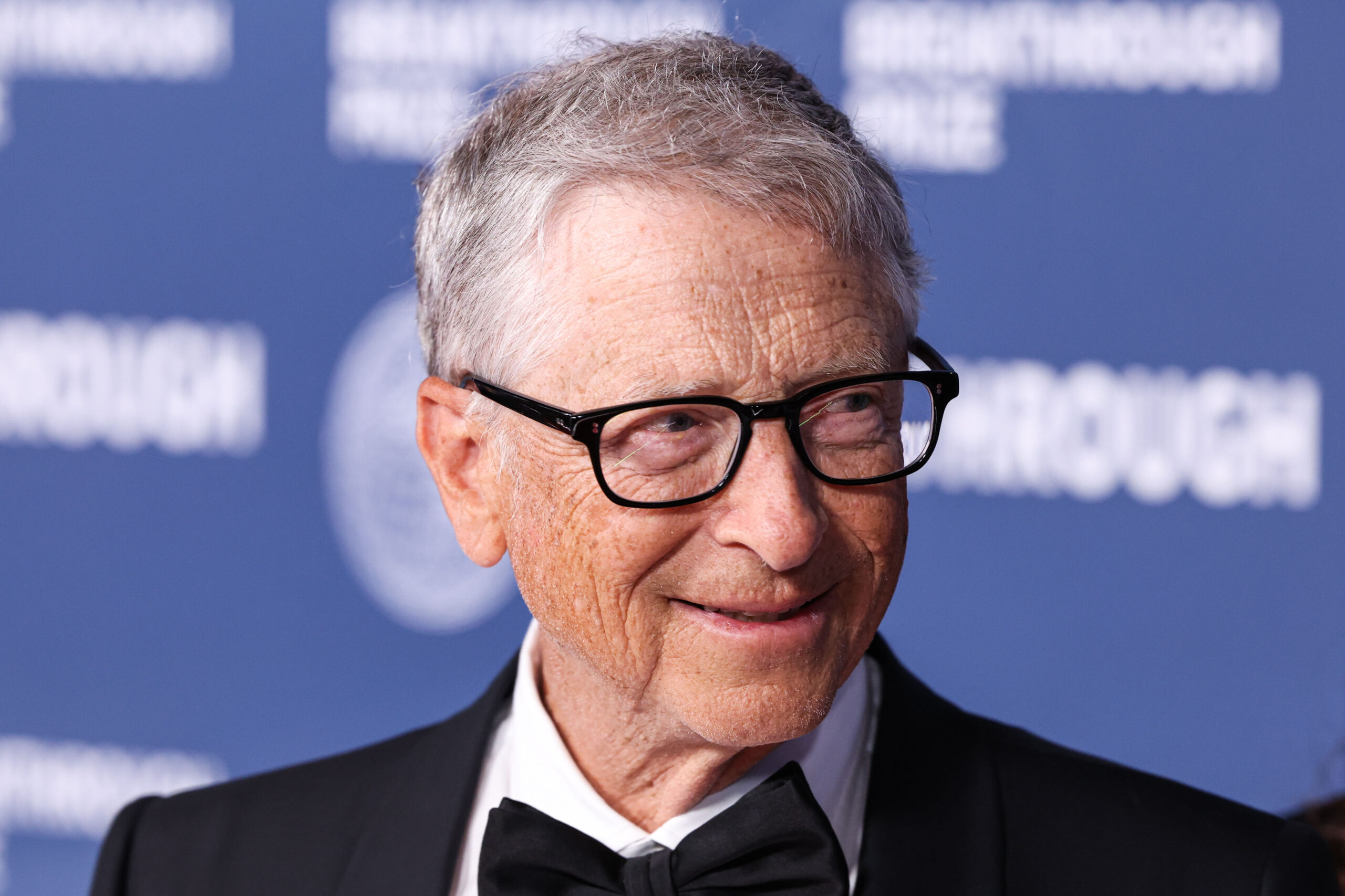 Bill Gates dona quasi l’intero patrimonio per l’Africa: ritratto di un filantropo dalla personalità controversa