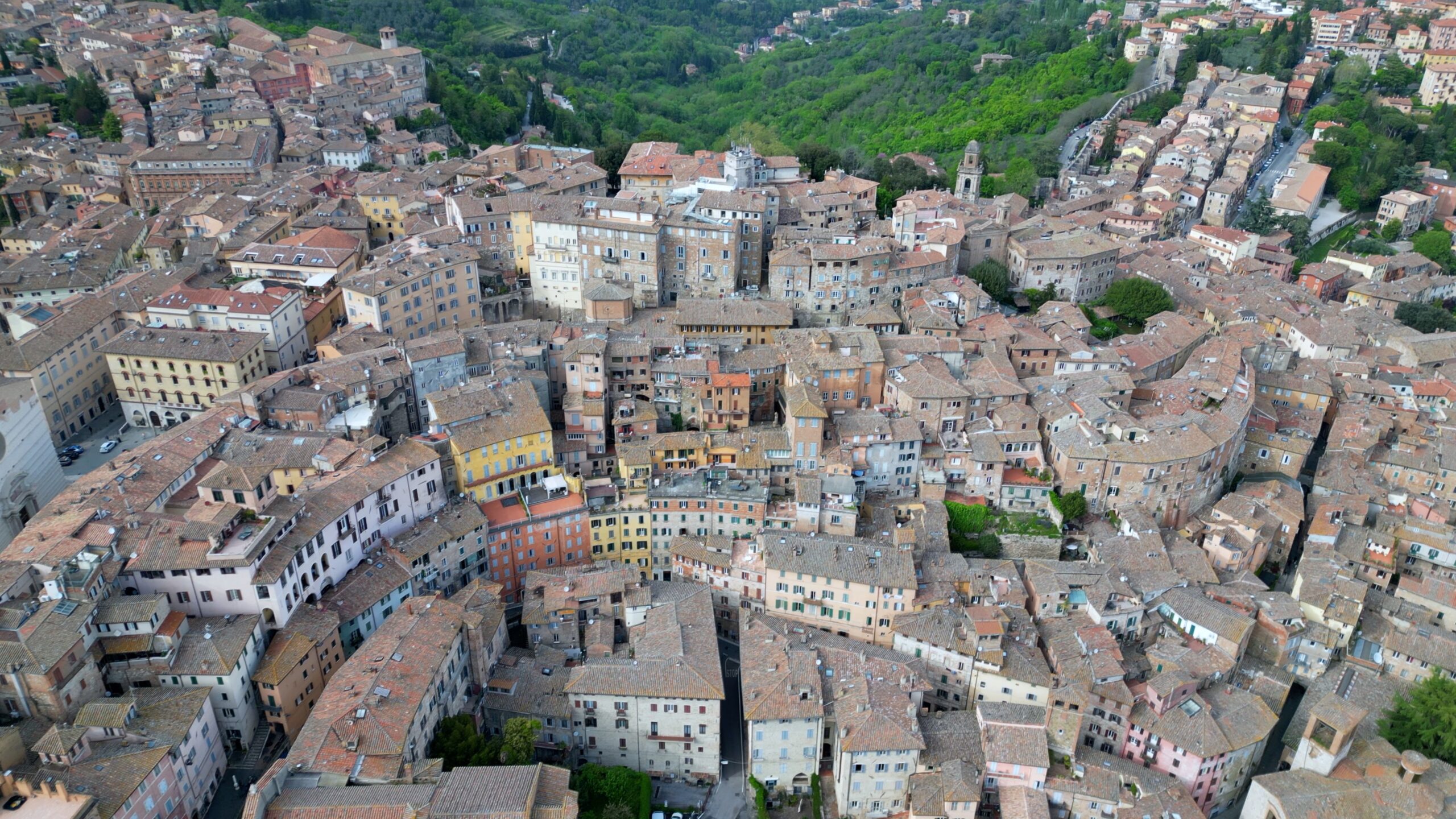 Emergenza parcheggi ad Assisi dopo un incendio, l’opposizione presenta mozione urgente: persi ben 400 posti auto
