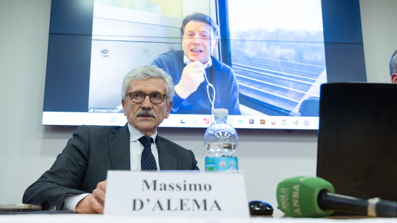 Massimo D’Alema, il Principe rosso: ritratto semiserio di un uomo troppo intelligente per risultare simpatico