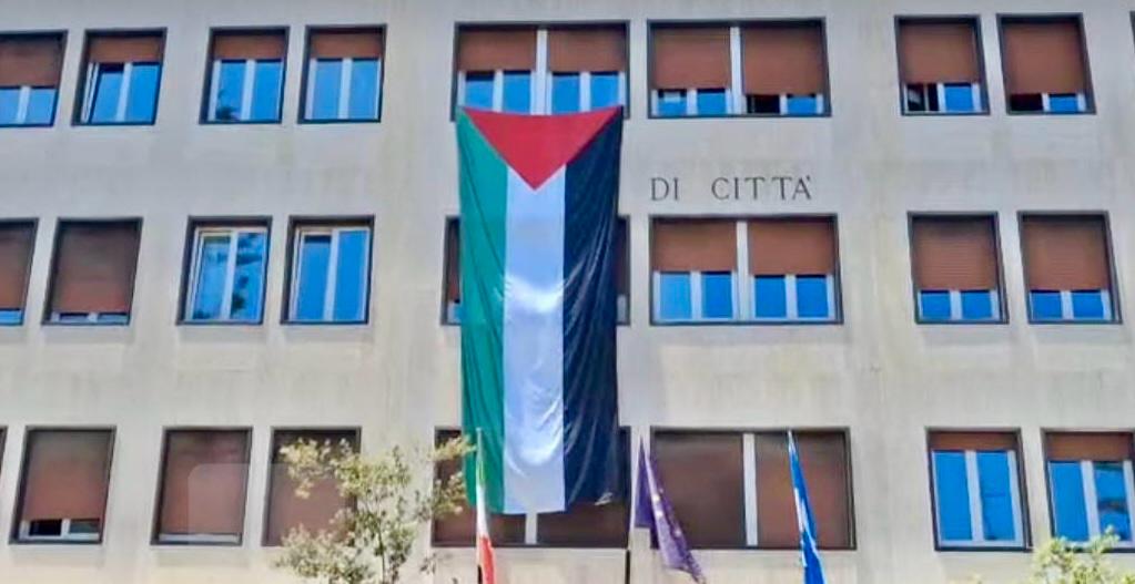 Calabria, oltre 100 comuni espongono la bandiera della Palestina: «Un grido collettivo per la pace»