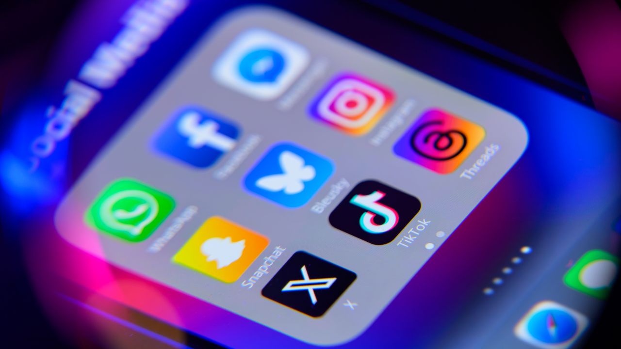 Australia vieta i social ai minori di 16 anni, lascia fuori YouTube: è polemica