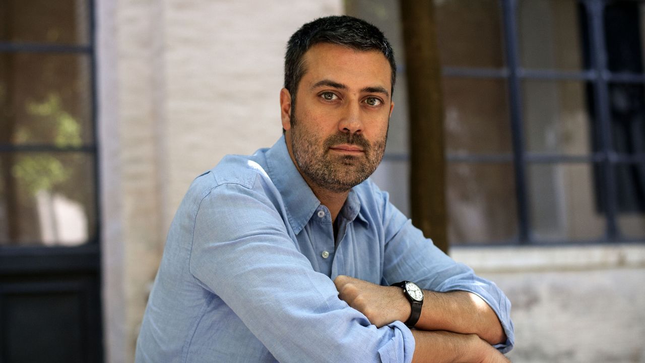 Andrea Bajani trionfa al Premio Strega 2025 con L’anniversario