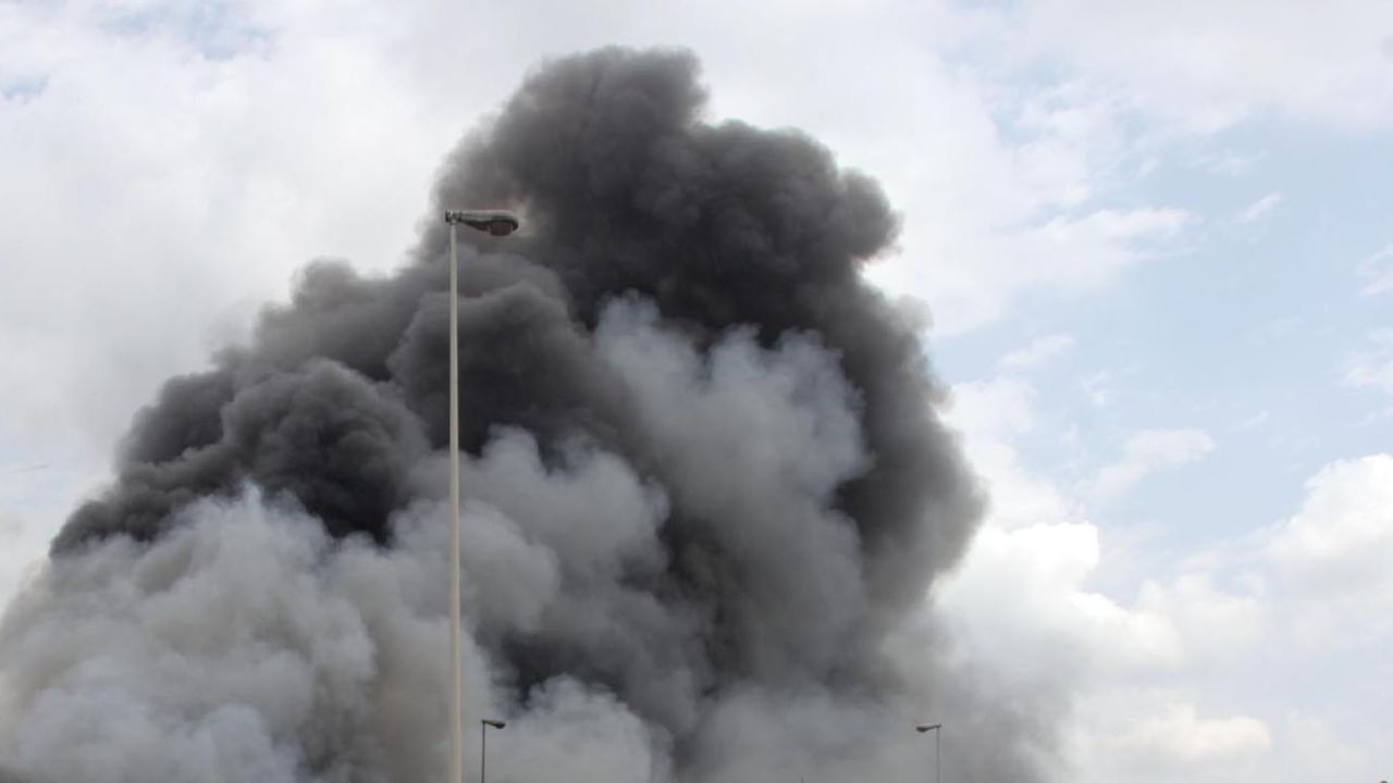 Incendio a Fiumicino, nube nera visibile in tutta Roma sud