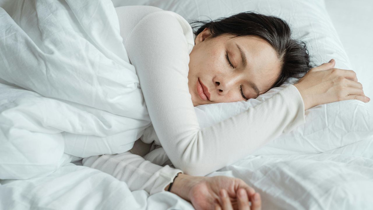 Dormire fino a tardi fa bene agli adolescenti: meno ansia e stress se riposano di più