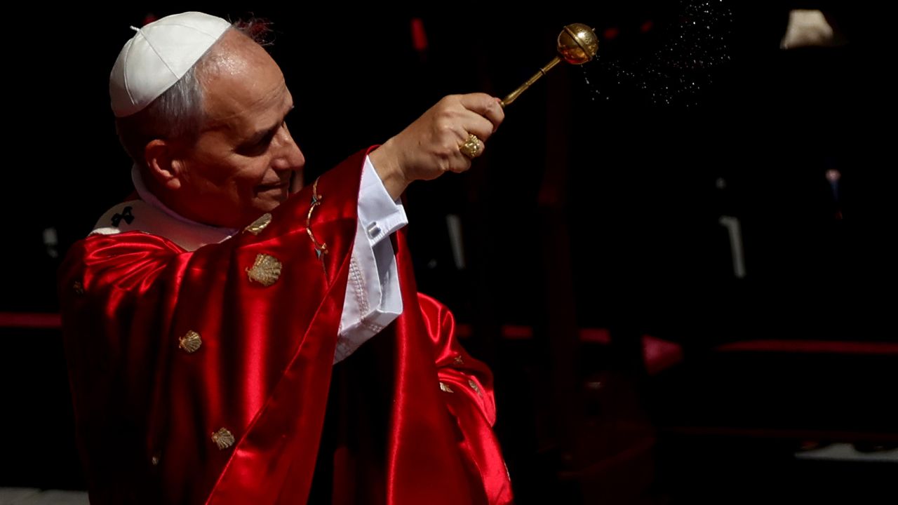 La battaglia sulla messa in latino scuote il Vaticano: Leone XIV apre a Burke, i tradizionalisti esultano