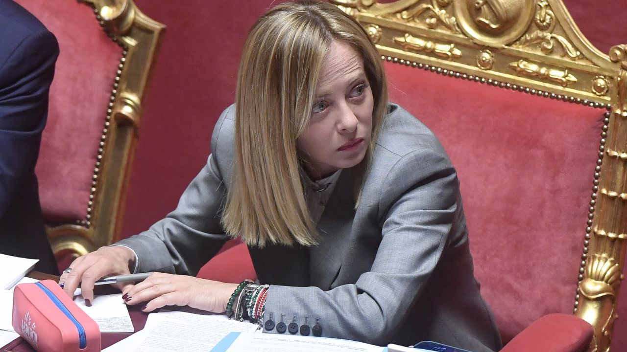 Caso Almasri, la difesa disperata del governo: “Lo abbiamo rimpatriato per evitare ritorsioni”
