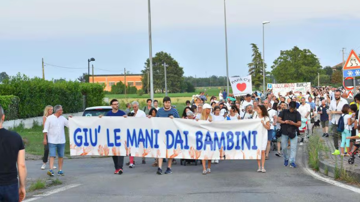 Caso Bibbiano, il processo sgonfia l’inchiesta: tre condanne minori, undici assoluzioni e il teorema crolla in tribunale