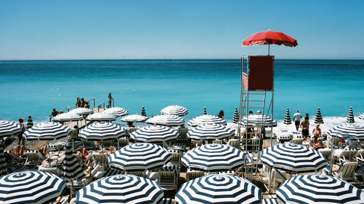Caro-spiagge, prezzi su del 2,3% e in Versilia tende a 1.500 euro al giorno: così anche il mare diventa un lusso