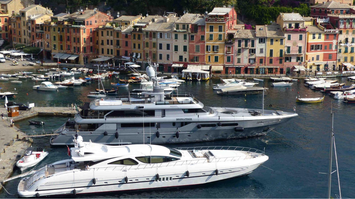 I super ricchi scelgono l’Italia: “Più conveniente di Monaco”. Cresce la migrazione dei Paperoni, in 3.600 pronti a trasferirsi nel Bel Paese