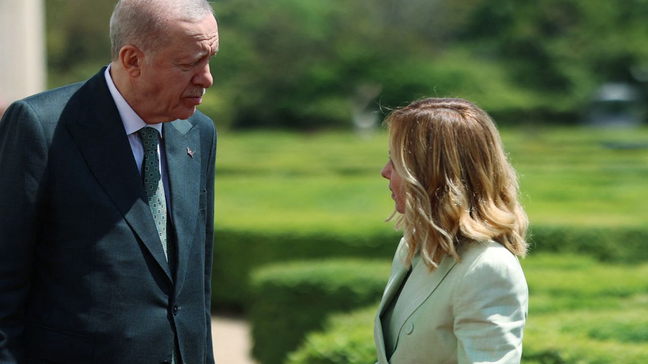 Meloni a Istanbul: trilaterale con Erdoğan e Dabaiba su migrazioni e stabilità libica